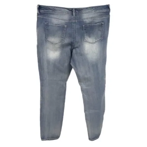 Maurices 20R Light Wash Tapered Leg Jeans - Picture 2 of 4